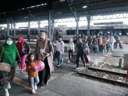 - PENUMPANG KERETA API- Sejumlah penumpang nampak turun dari kereta api di Stasiun Tawang Semarang. FOTO : DOK.HUMAS/ANING KARINDRA/